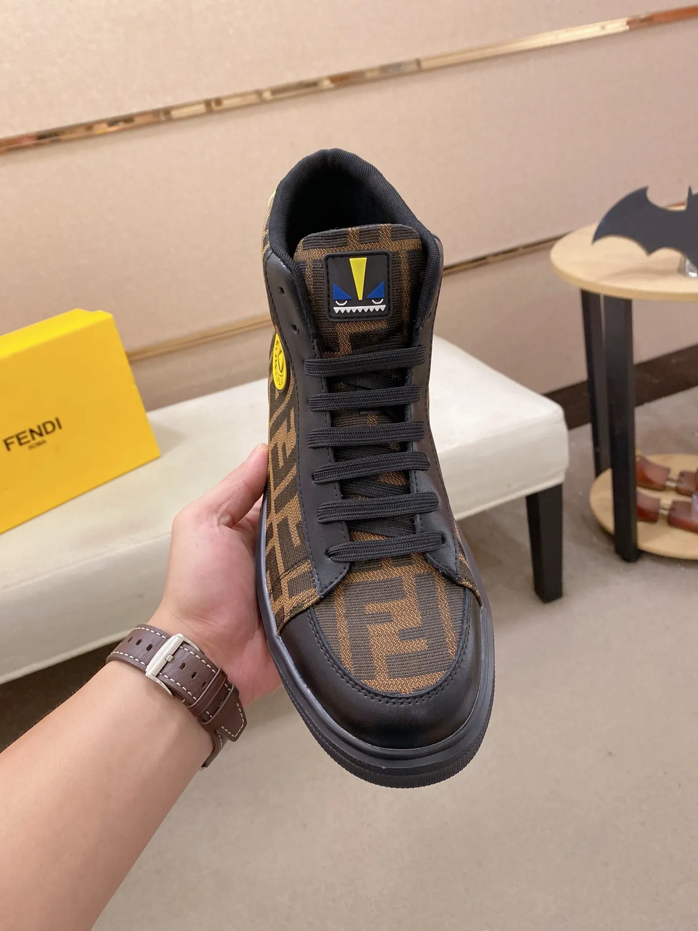 Men's shoes 420💰 (fendi) New high-top 👊🏻 upper 🇮🇹 imported cowhide fabric 🇩🇪 lining imported breathable mesh lining. The original outsole is molded to highlight the identity of every man, and the upper foot is elegant and stable🚶🏻🚶🏻The high-end custom counters reproduce the original version📯No matter the wind or rain, the shoe last remains unchanged and can withstand the verification of time🔍️,🔵 Size: 38-44